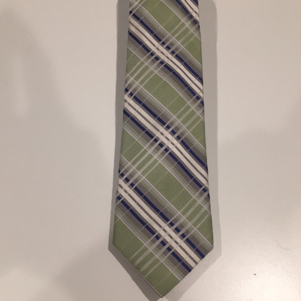 5/$25 Penguin green tie. Mid width & reg length.